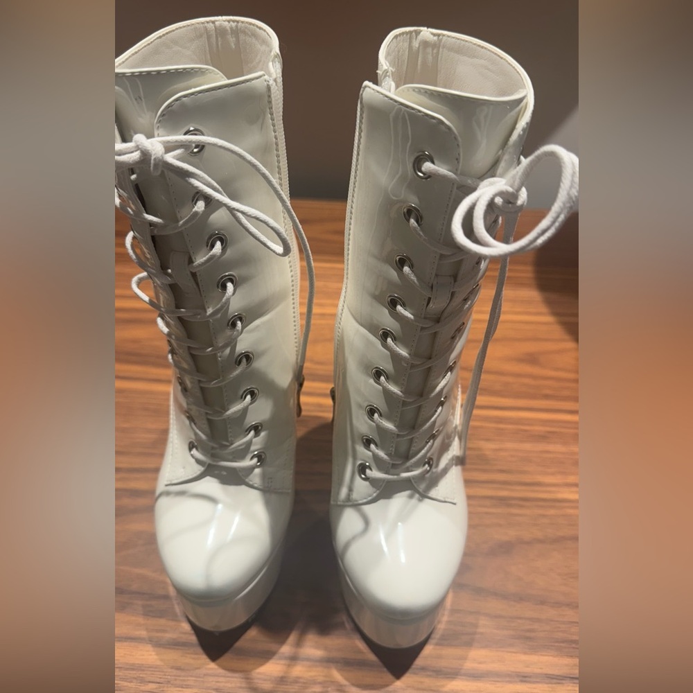Stylish White Lace-Up Women's Boots